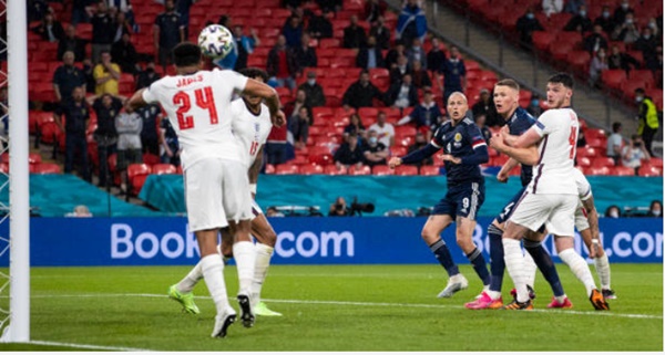 Sao Chelsea cứu thua trước vạch vôi, tuyển Anh thoát hiểm ở Wembley