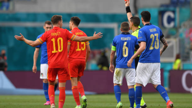 Nhận thẻ đỏ trực tiếp, sao mai Chelsea đi vào lịch sử EURO