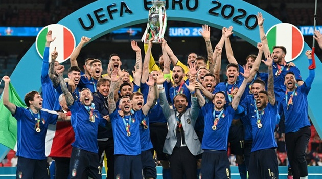 Italy hạ gục Anh: Bóng đá không về nhà, bóng đá về Rome!