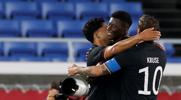 Thi đấu với 10 người, Đức giành thắng lợi kịch tính