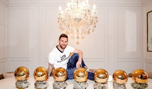 Messi lần đầu khoe 7 Quả bóng Vàng