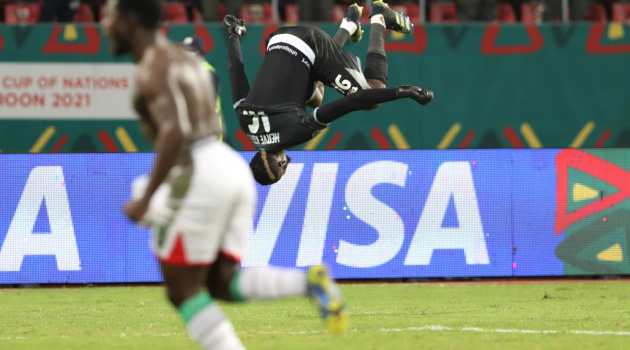 Thủ môn Burkina Faso gây sốt với pha ăn mừng khó thực hiện