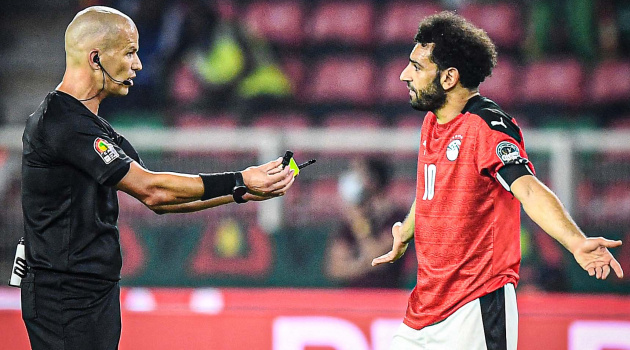 Phản ứng độc của trọng tài khi bị Salah kiện cáo