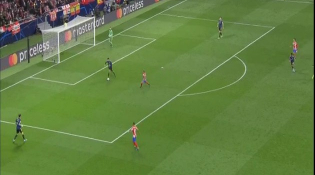 Varane tấu hài ngay trước khung thành của De Gea 