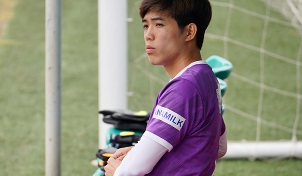 Quang Thịnh ngồi ngoài nhìn đồng đội tập luyện