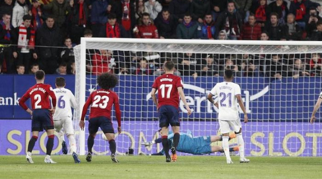 Benzema hai lần đá hỏng 11m, Real Madrid vẫn thắng dễ '3 sao'