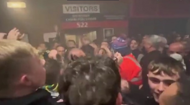 Cảnh tượng CĐV Man Utd làm loạn khi gặp Brentford