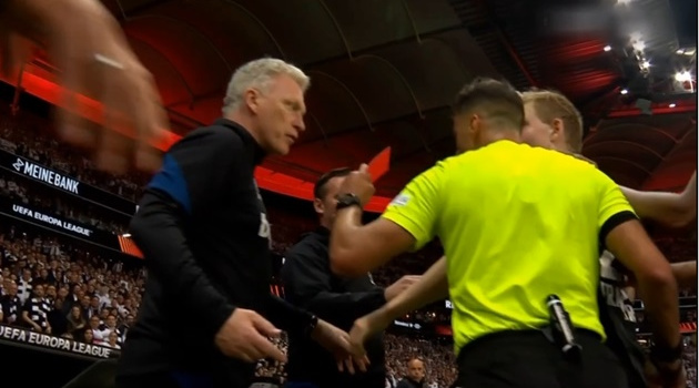 Vì sao David Moyes ăn thẻ đỏ ở trận Frankfurt? 