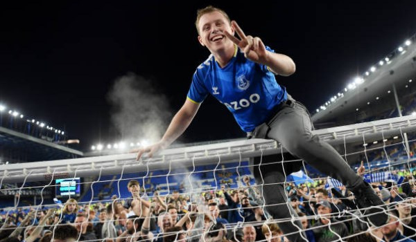 45 phút điên rồ và khung cảnh bùng nổ ở Goodison Park