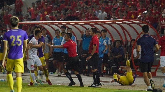 Cầu thủ Hải Phòng bóp cổ tiền vệ CLB Hà Nội