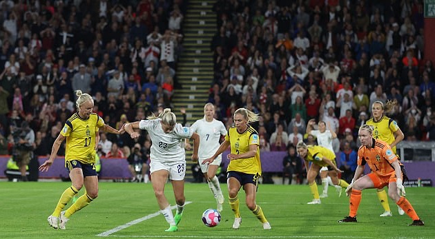 Tiền đạo M.U đánh gót đẳng cấp, nữ Anh vào chung kết EURO 2022