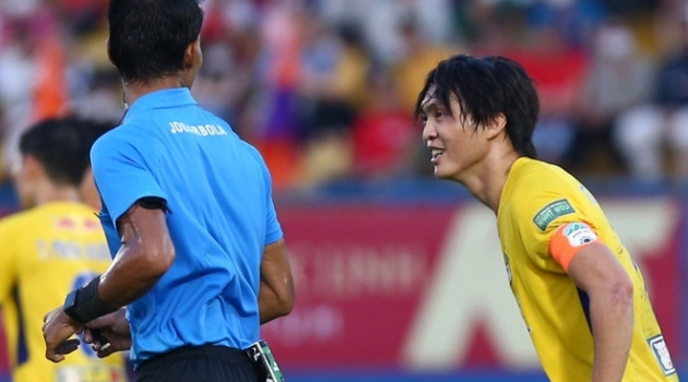 Cầu thủ HAGL phản ứng trọng tài để đòi penalty