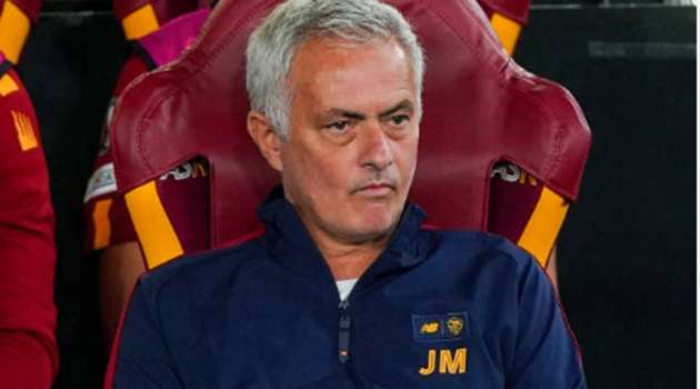 Dybala lập công, Mourinho vẫn thất thểu rời sân