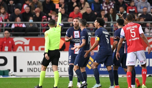 Ramos nhận 'combo' thẻ vàng + thẻ đỏ trong 1 giây