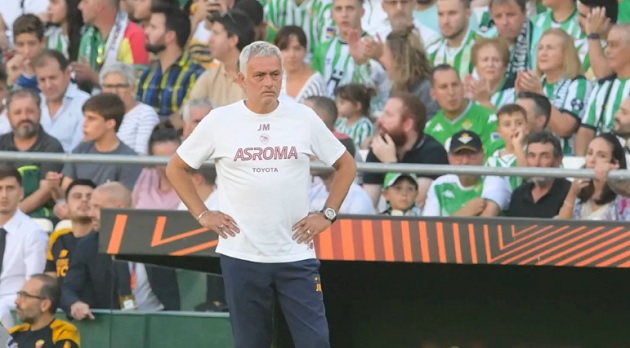 Mourinho 'sấy tóc' học trò trong phòng thay đồ