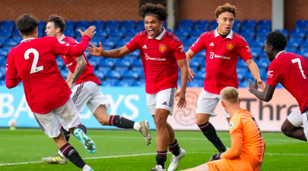 Số 10 tài năng ghi 2 bàn sau phút 90, M.U thoát thua trước Chelsea