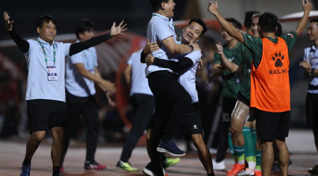 CLB TP.HCM vỡ òa cảm xúc trong ngày trụ hạng