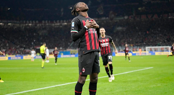 Sao Milan tái hiện pha ăn mừng của Ronaldo