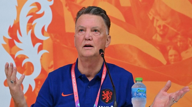 Van Gaal giải thích việc trao số áo lạ ở tuyển Hà Lan