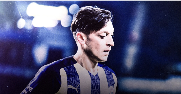 Ozil bị gọi tên trên mạng xã hội khi tuyển Đức che miệng chụp ảnh