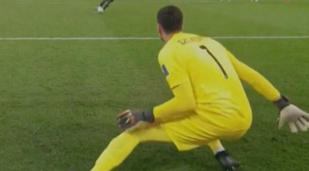 Vài centimet gót chân giúp Szczesny thành người hùng của Ba Lan