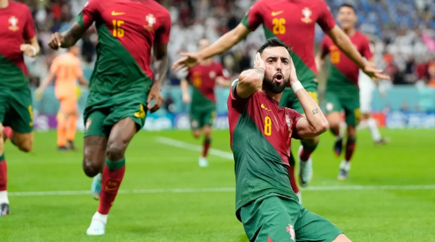 Cầu thủ Bồ Đào Nha bảo vệ chấm phạt đền trước tiểu xảo của Uruguay