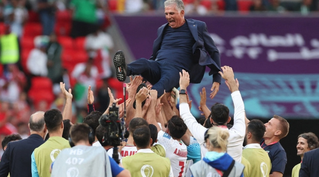 Động thái của HLV Queiroz khi người thân học trò bị đe dọa