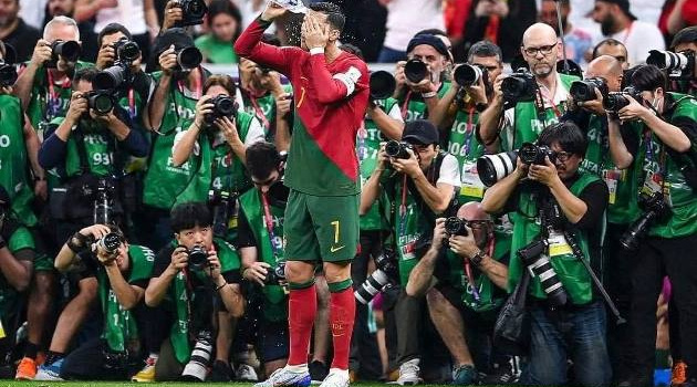 Ronaldo uống nước cũng gây chấn động