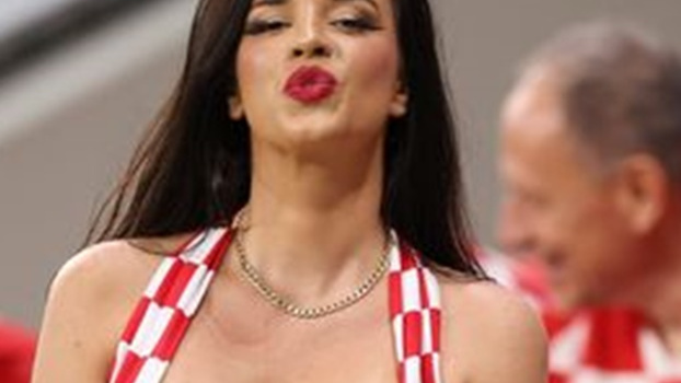 CĐV Croatia khoe vòng 1 gợi cảm trên khán đài