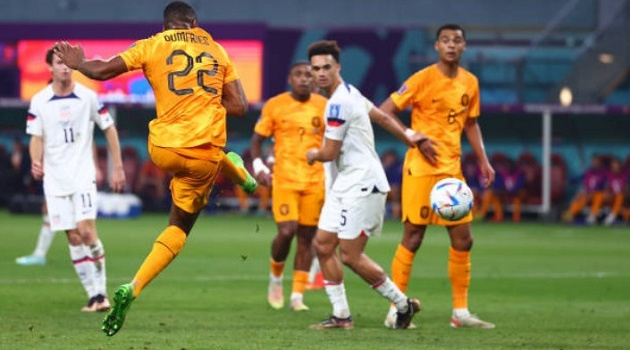 Dumfries tung người, Hà Lan bay vào Tứ kết