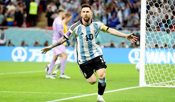 Argentina vào tứ kết World Cup 2022, Messi 'bỏ' ăn mừng trận 1.000