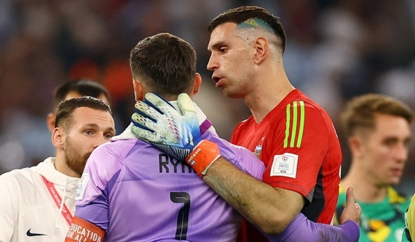 Người hùng Argentina an ủi tội đồ Australia