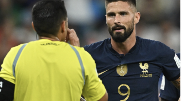 Giroud bị tước pha vô-lê thành bàn đẹp mắt