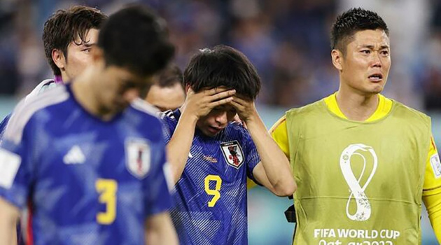 Cầu thủ Nhật Bản đá hỏng 11 m khóc nức nở
