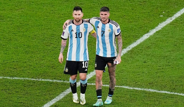 'Vệ sĩ' của Messi trên tuyển Argentina bất ngờ đổ bệnh