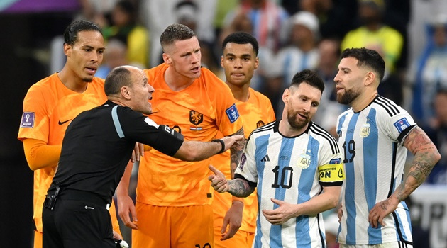 Không chỉ Messi, Emi Martinez trút cơn thịnh nộ lên trọng tài