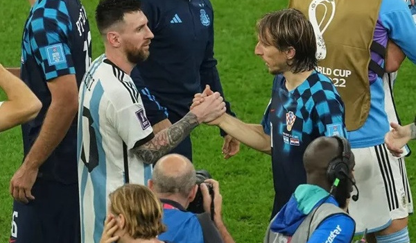 Luka Modric xác nhận tương lai, có hành động đẳng cấp với Messi