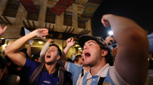 CĐV trên thế giới diễu hành ủng hộ Messi