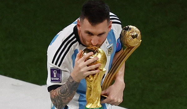 Mọi người chỉ khóc và ôm Messi thật chặt