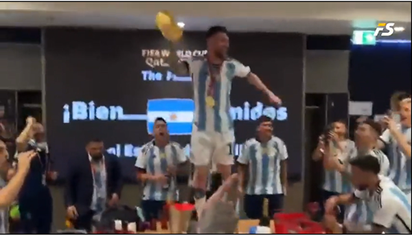 Messi cầm cúp vàng nhảy tưng bừng trong phòng thay đồ