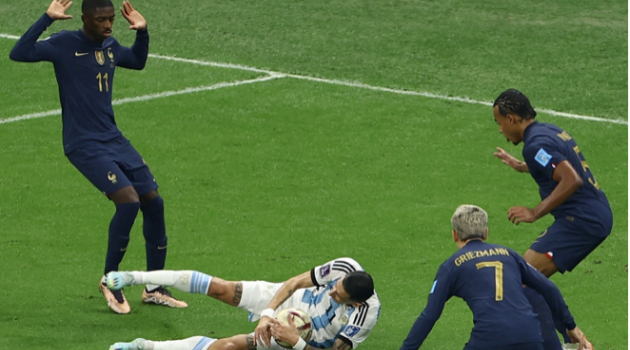 Vì sao trọng tài cho Argentina quả phạt đền?