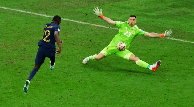 Xét tinh thần thể thao, Martinez đã vượt quá giới hạn ở trận chung kết