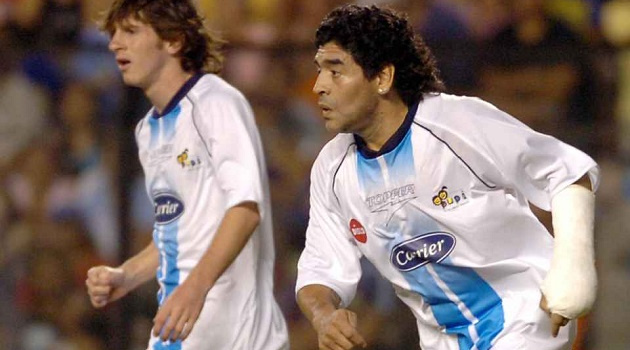 Điều gì đã xảy ra khi Messi và Maradona thi đấu cùng nhau năm 2005?
