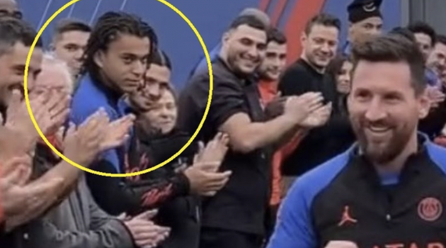 Biểu cảm của em trai Mbappe khi Messi trở lại