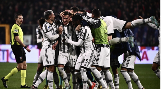 Juventus thắng nhờ pha đá phạt phút bù giờ