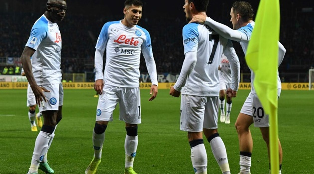 Napoli trượt chân, Sacchi nhận định cơ hội bảo vệ ngôi vương của Milan