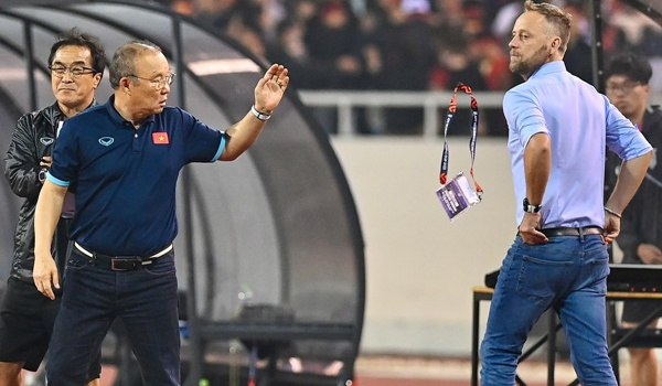 HLV Park ném thẻ trước mặt Polking