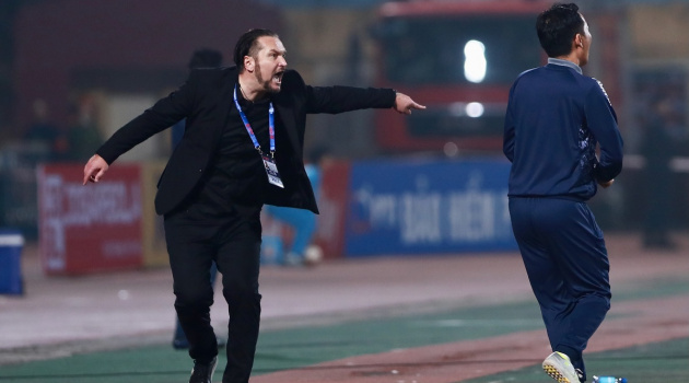 Phong cách chỉ đạo máu lửa của HLV đội Thanh Hóa