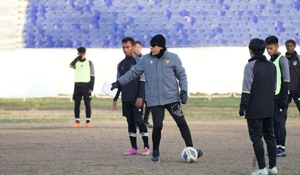 Sân tập của U20 Indonesia bị ví như 'chuồng bò'