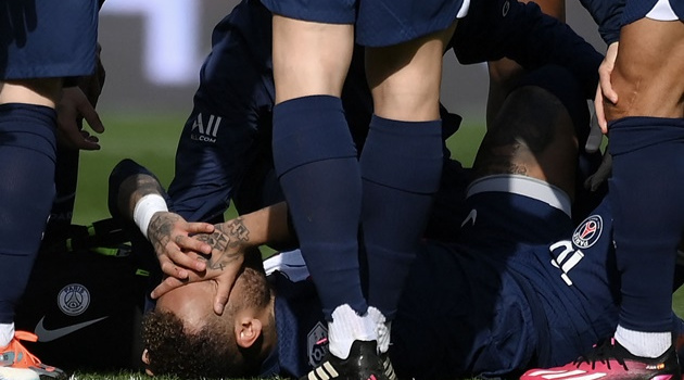 Neymar lên bàn mổ, PSG càng đau đầu